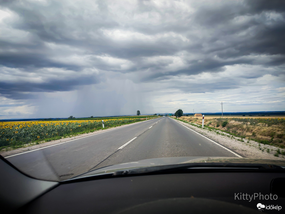 "Kicsit" szakad az eső a távolban