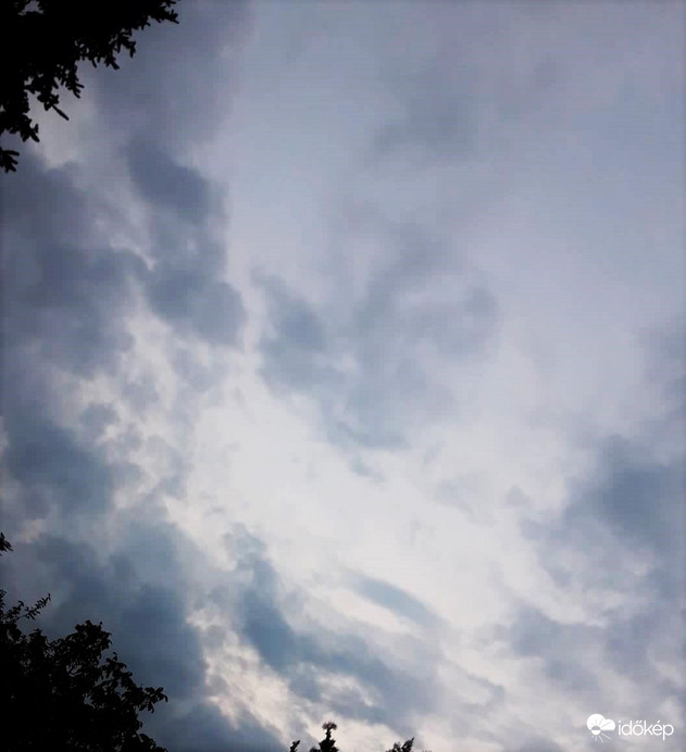 Földönkívüli (ott középen). Megvan?