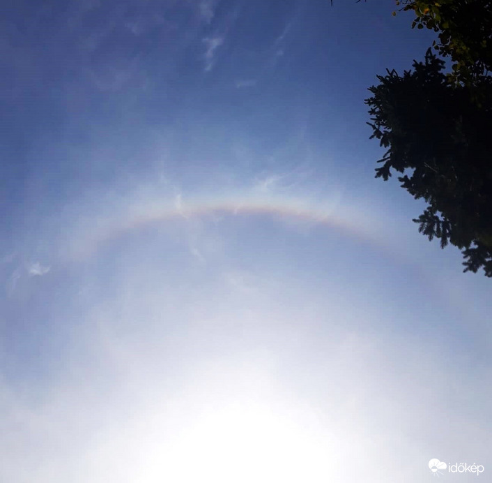 12:12 óra. Halo Budapest felett