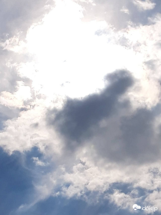 Nicsak, ki repül ott?