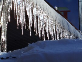a nap megolvasztotta a havat a tetőkön