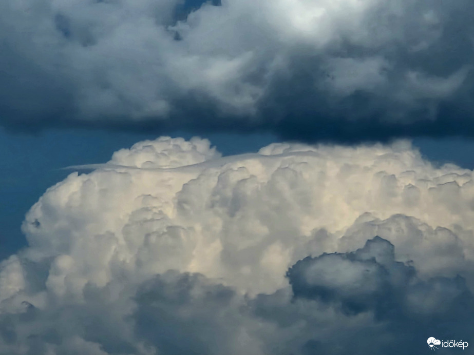 Gomolyfelhő tetején tekergő pileus