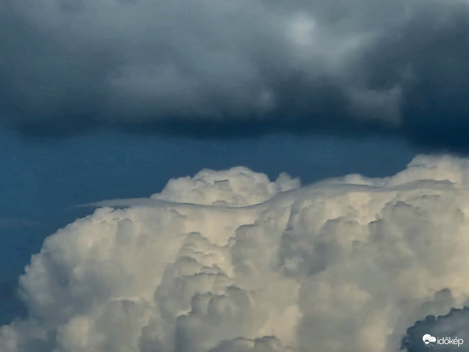 Gomolyfelhő tetején tekergő pileus