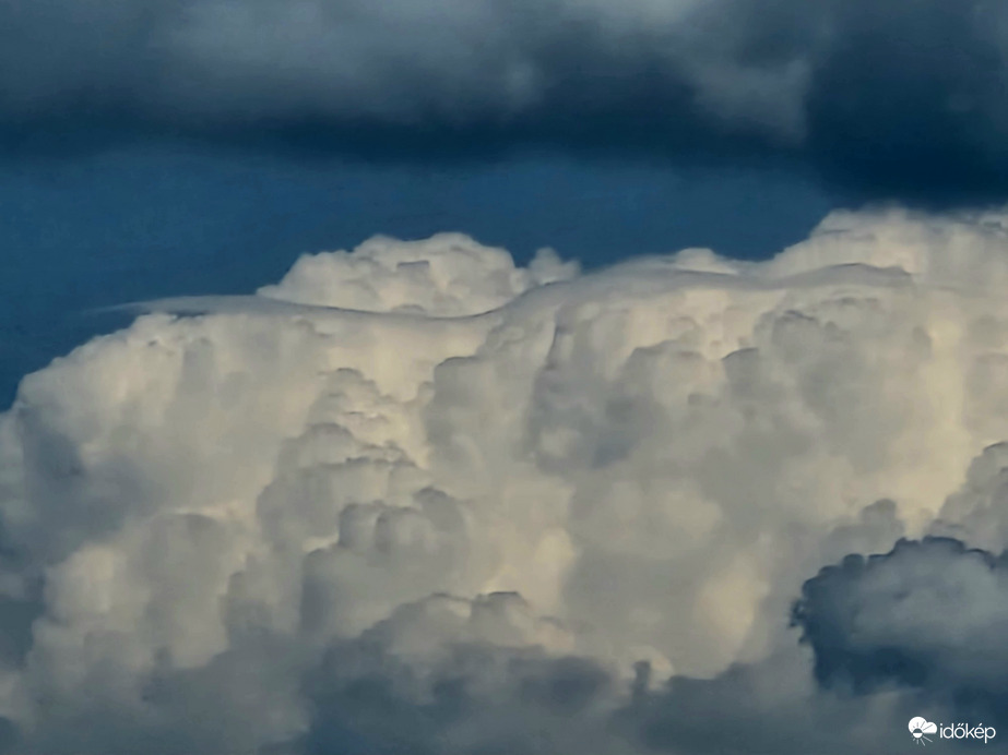 Gomolyfelhő tetején tekergő pileus