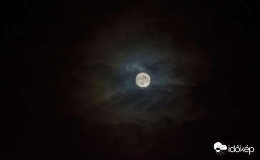 Felhős telihold