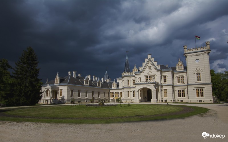 Viharfelhők a Nádasdy kastély felett