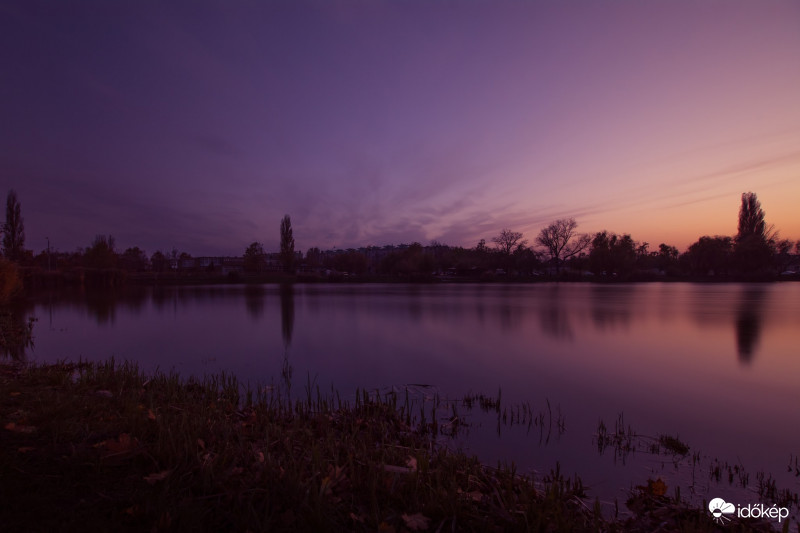Naplemente a tónál más fényekkel