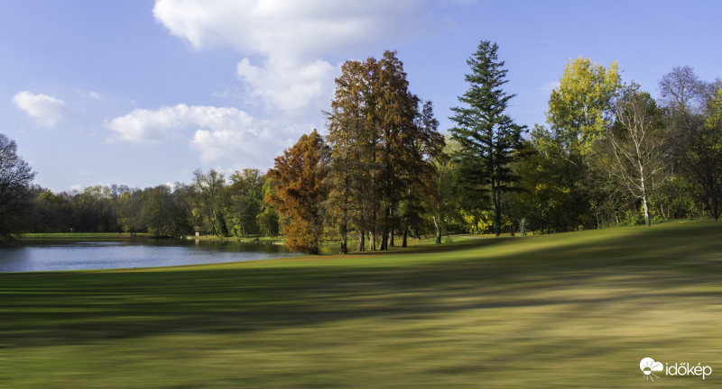 Ebben a szürke esős időben legalább gondolatban sétáljunk egyet a Martonvásári kastély kertjében