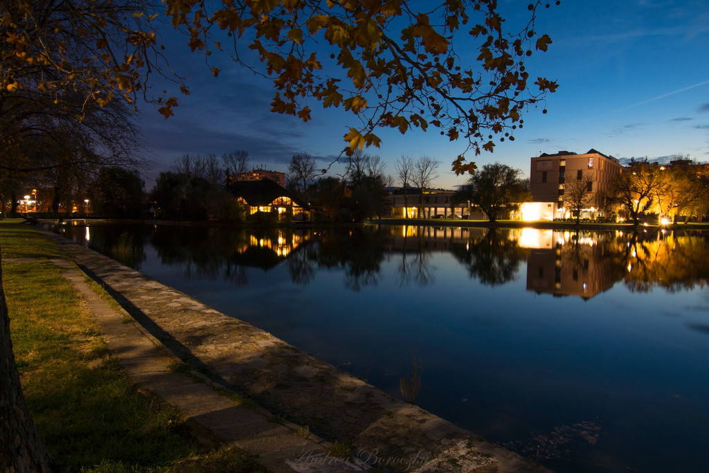 Csónakázó tó kedvcsináló Júliának a tervezett kiránduláshoz