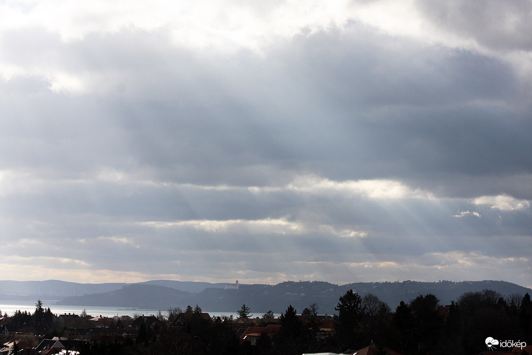 Felhők, fények Tihany felett