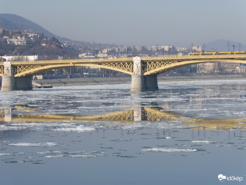 Margit híd tükörképe a Duna jeges vizében