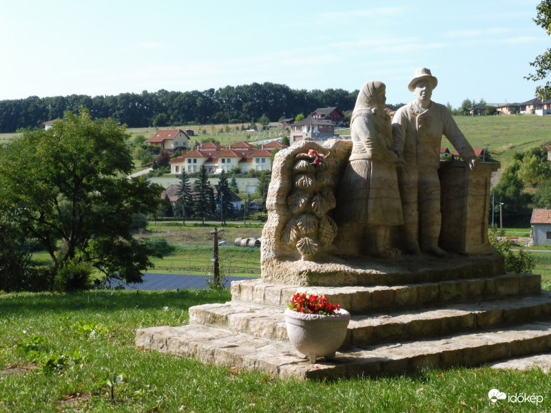 "Őseink emlékére" (német telepesek) olvasható a táblán Berkenye templomának parkjában