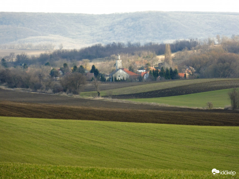 A réteken túl messze egy kis falú