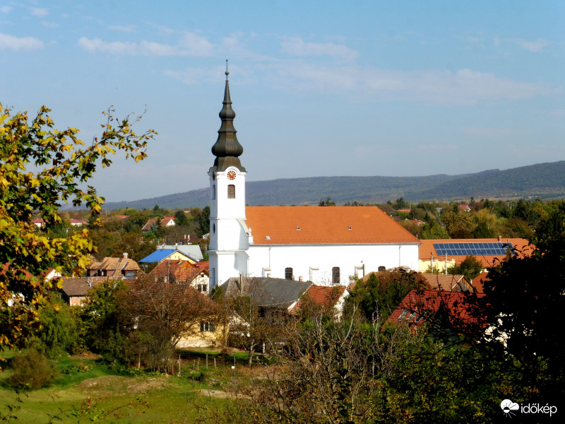 Szikrázó napsütésben Páty temploma