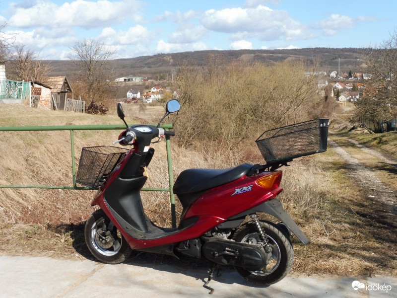 Csak nem gondolod, hogy ebben a szép ruhában itt lemegyek?