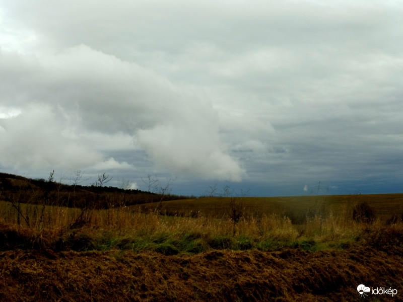 Sötét felhők díszei a tájnak