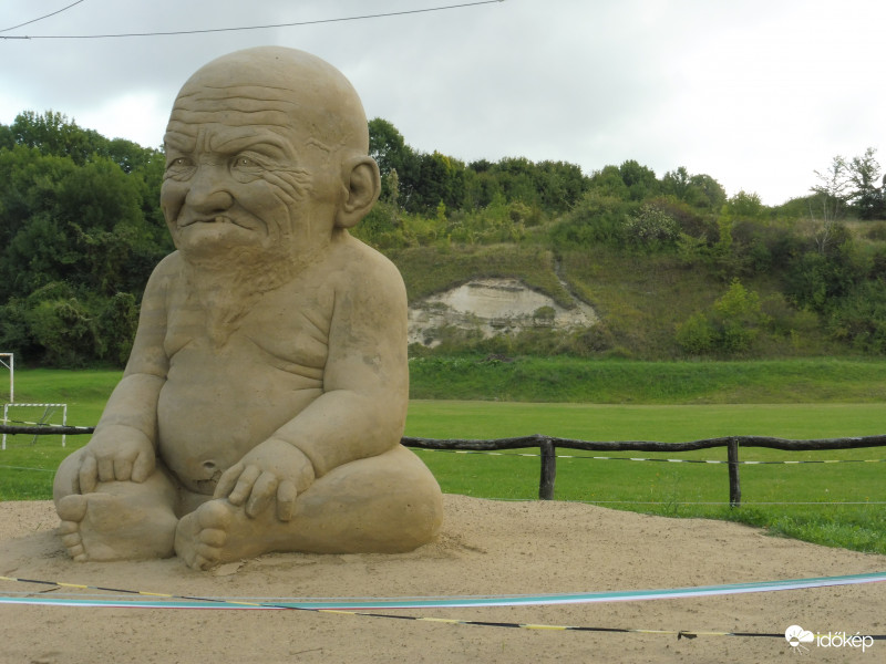 Konfuciusz homokszobra Tinnyén