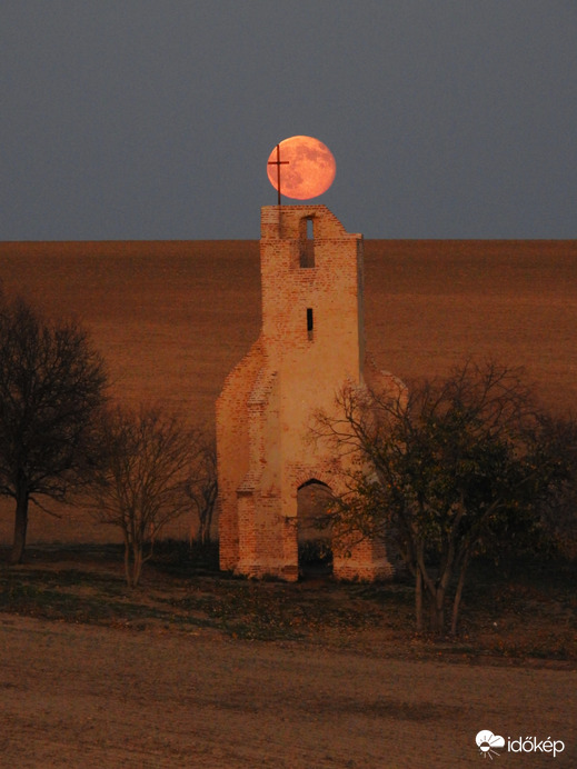 A Sumolyi templomrom és a telihold