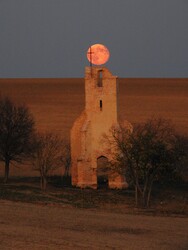 A Sumolyi templomrom és a telihold