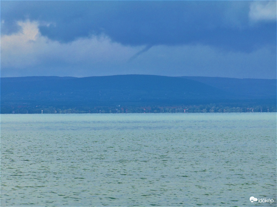 Tuba a Balaton északi partja felett