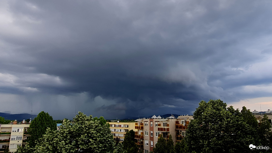 Közeledik