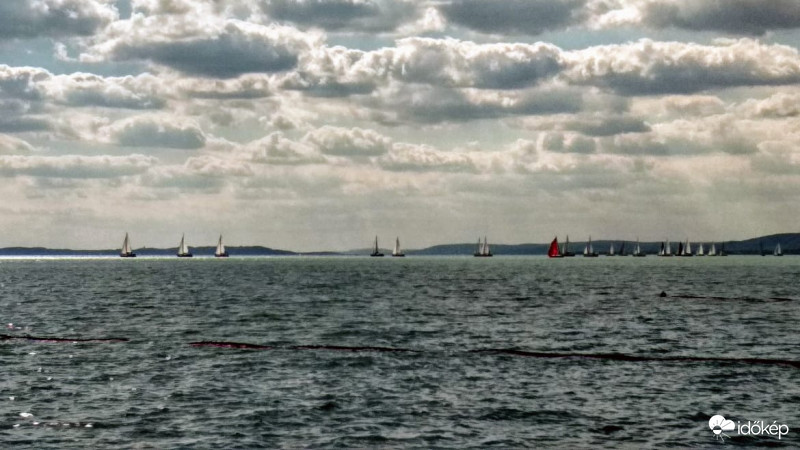 Vitorlások a naplementében