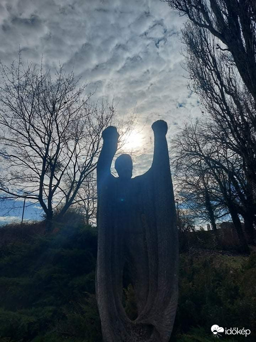 TATA 02.04 .DÉL,A HALÁSZ ELKAPTA A NAPOT