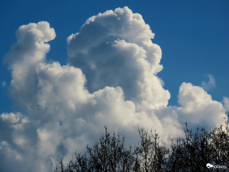 Változatos délutáni égbolt