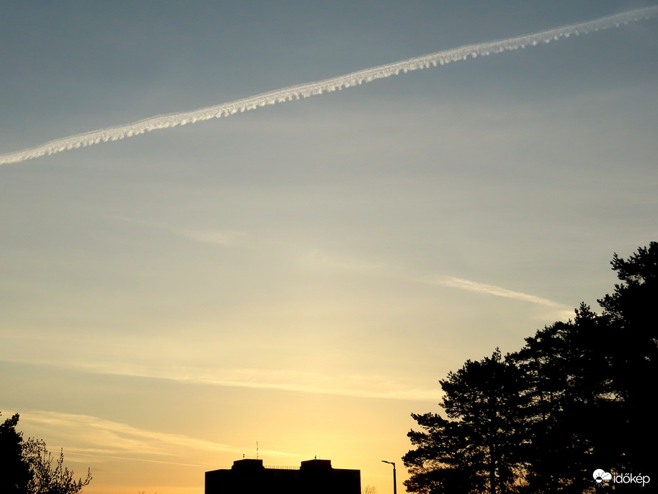 Napkelte égboltja csipkével