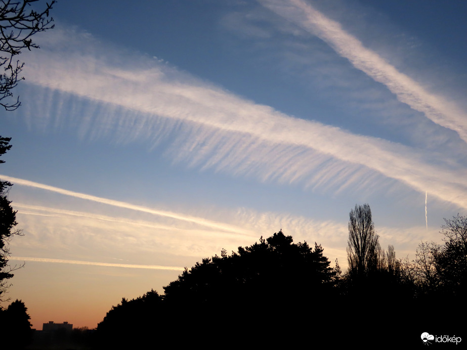 Mielőtt előbukkant a házak mögül
