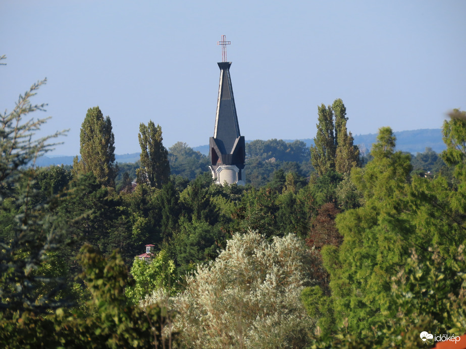 Őszies táj templomtoronnyal