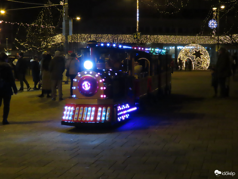 Vásári hangulat kisvasúttal