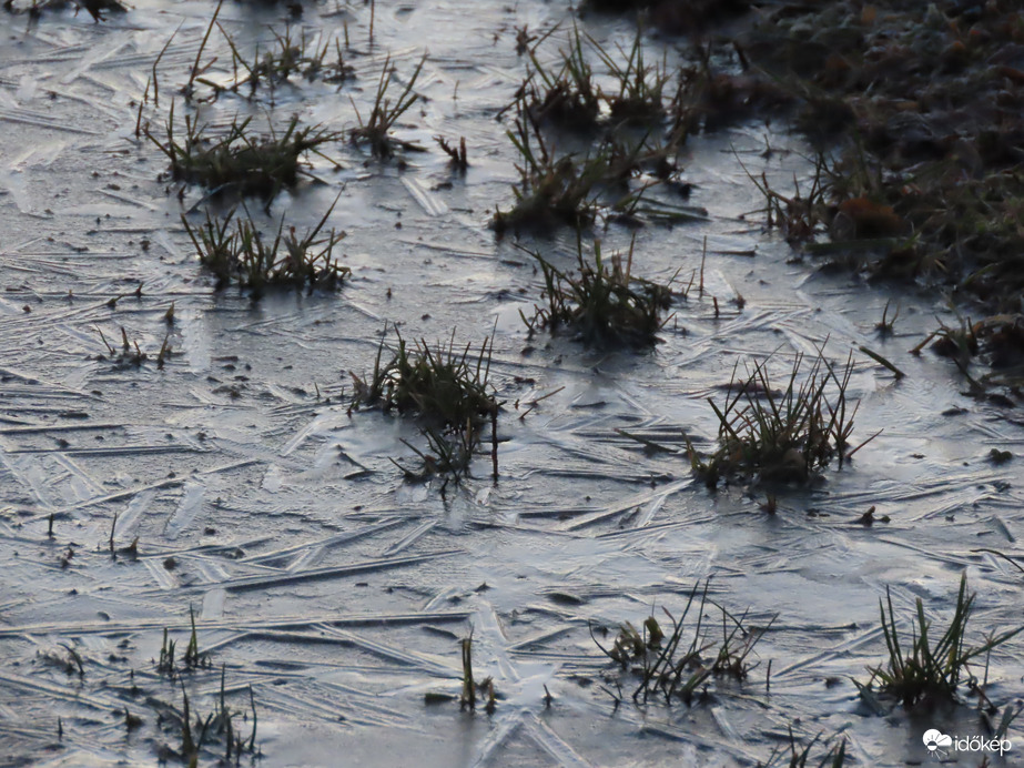 Befagyott víztócsa