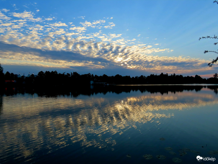 Felhős napkelte a Csónakázó-tónál