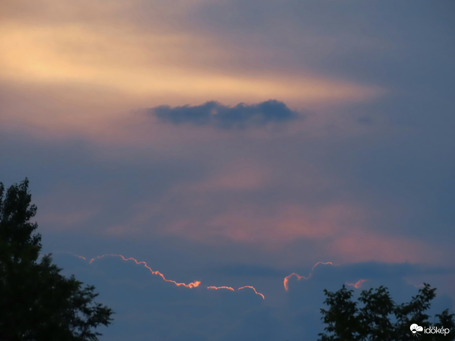 Felizzó felhőszegélyek