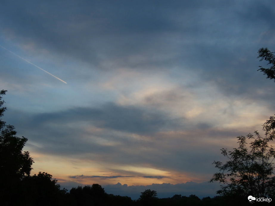 Alkony felhői az égbolton
