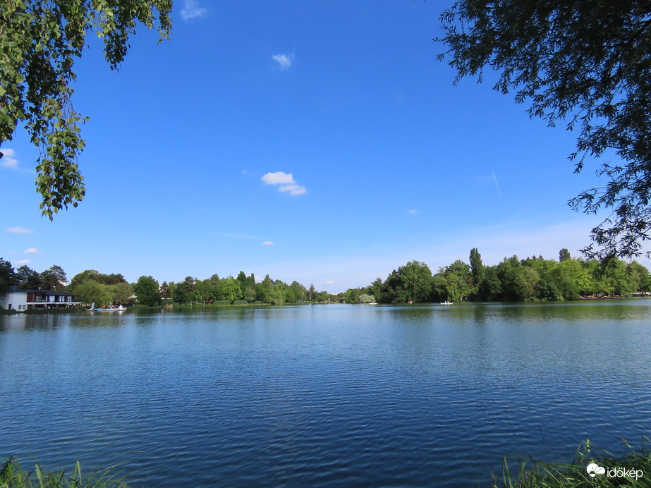 A Csónakázó-tó látképe ma délután