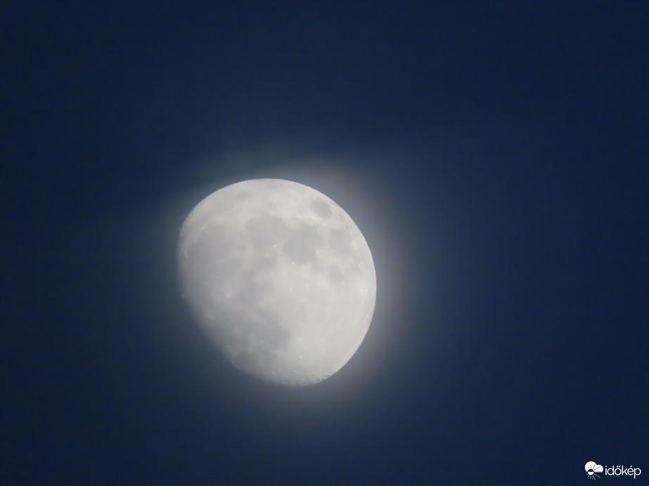 Fátylak alatt a Hold