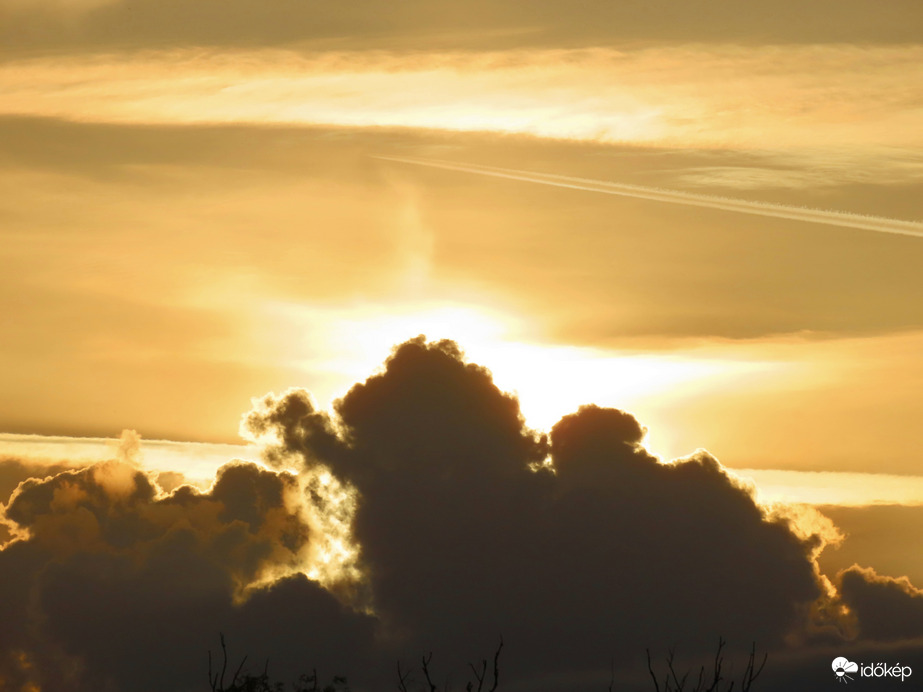Felhők mögül kukucskáló Nap