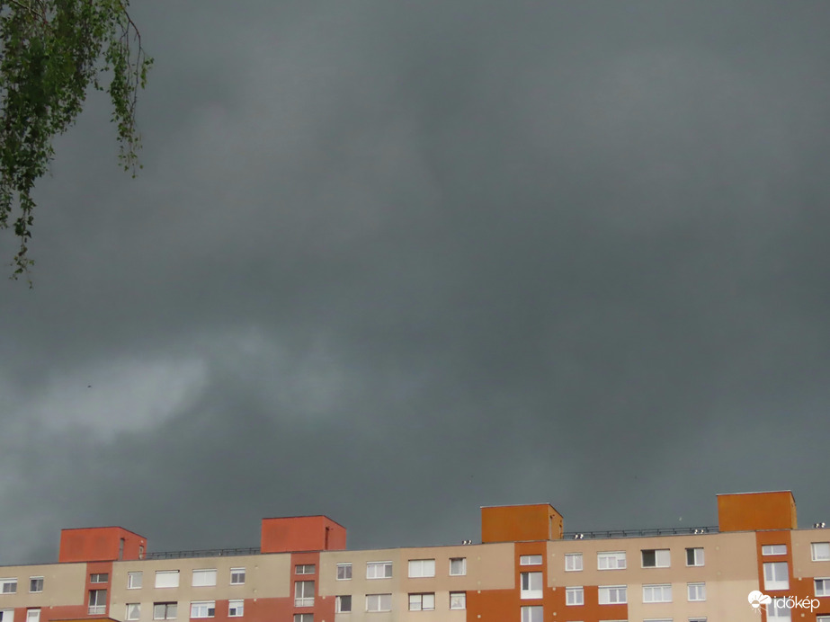 Szombathelyen néhány perce kezdődött a vihar