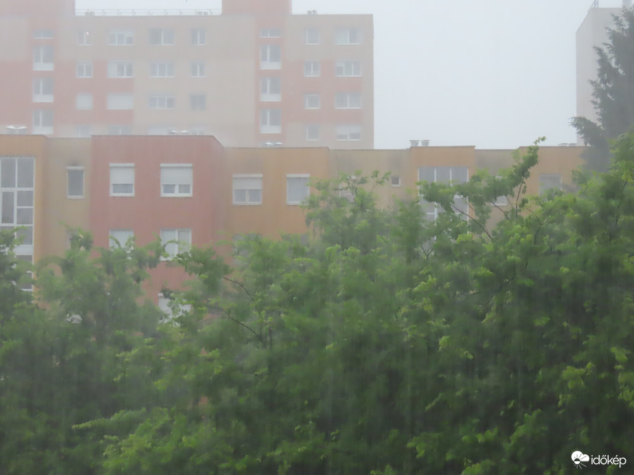 Locsog az eső, dörög, villámlik