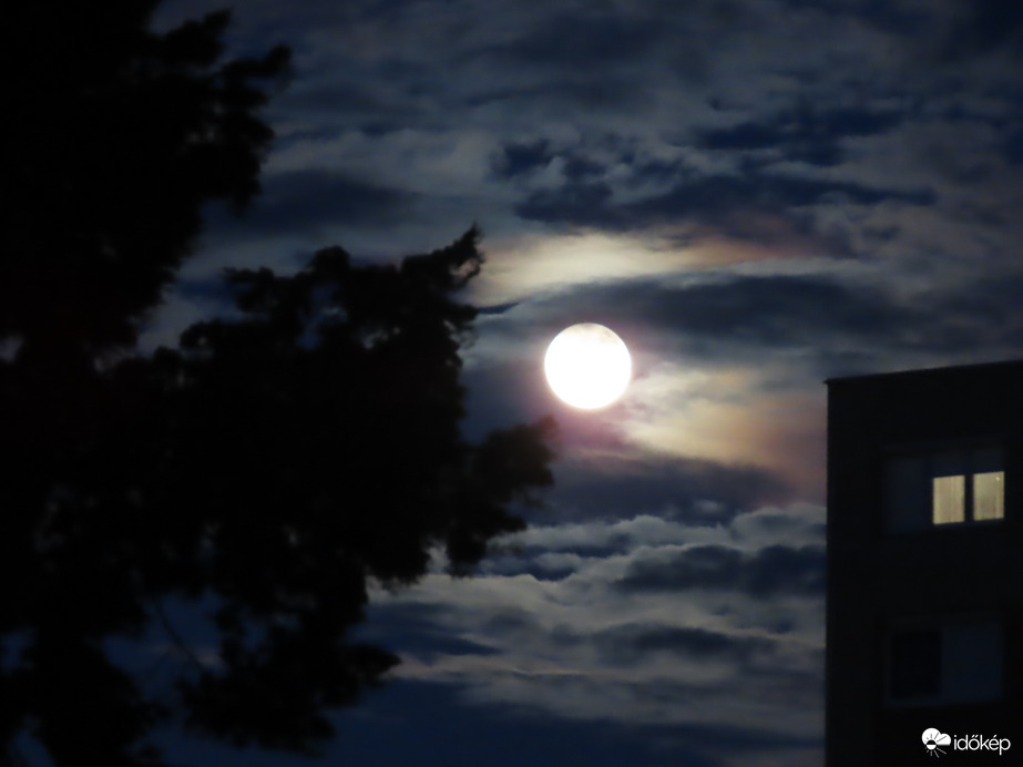 Esti égbolt Szombately felett