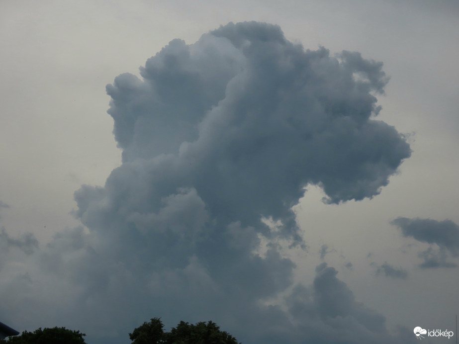 Háborgó felhők délután