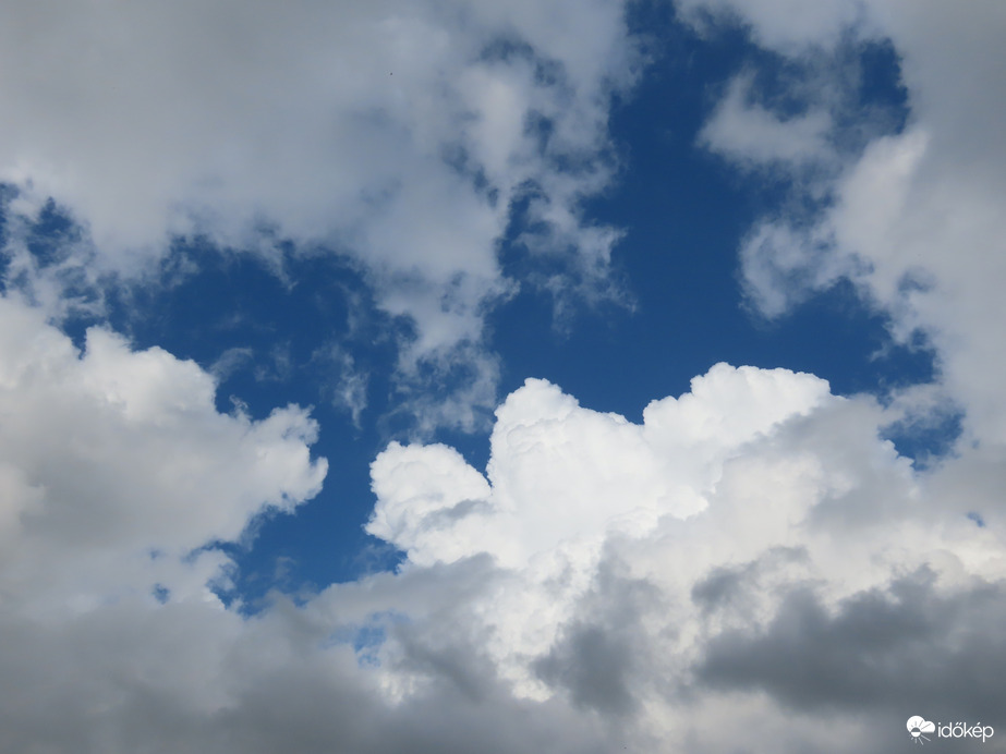 Előbukkant a kék égbolt