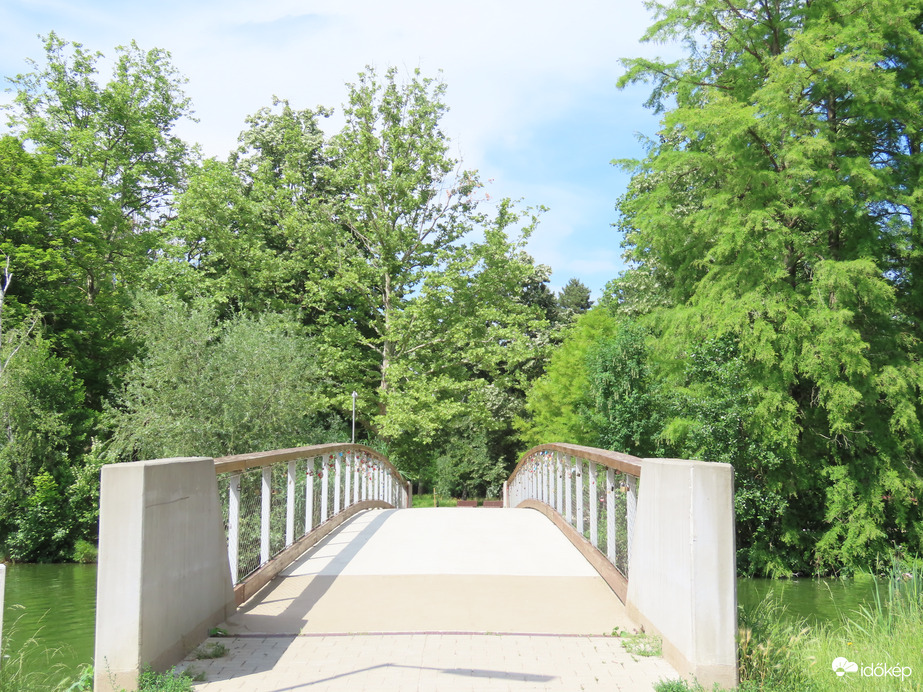 Híd a Csónakázó-tó szigetére