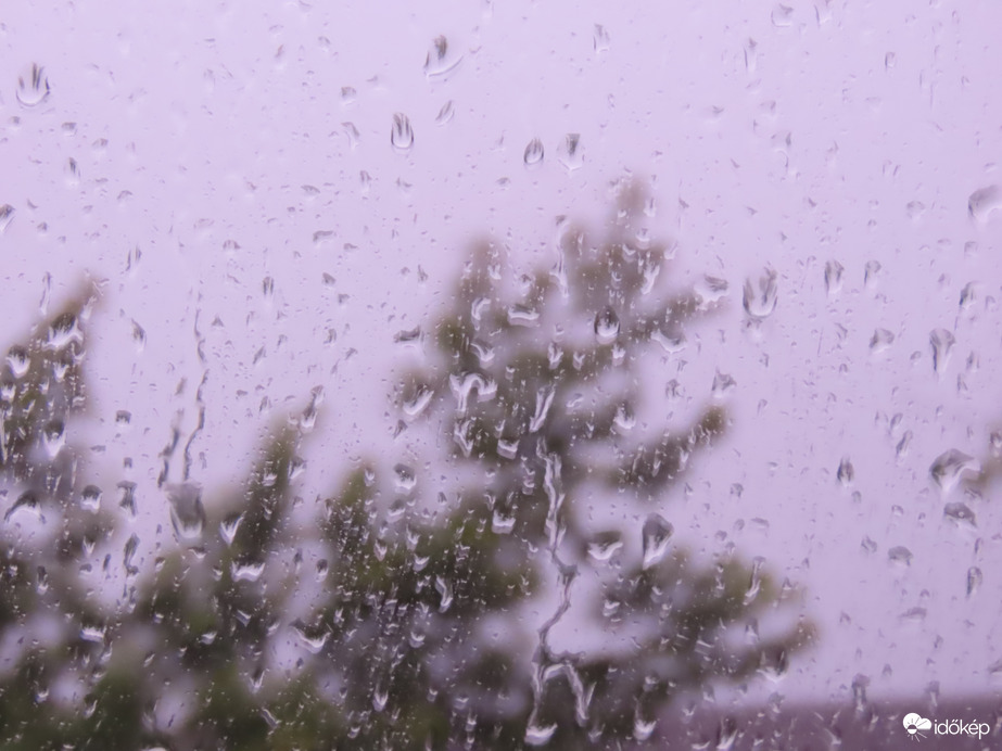 Villámfény locsogó esővel