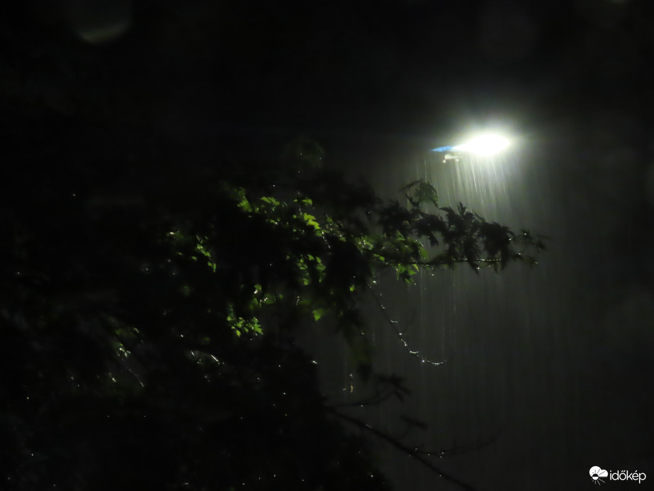 Szakadó eső Szombathelyen