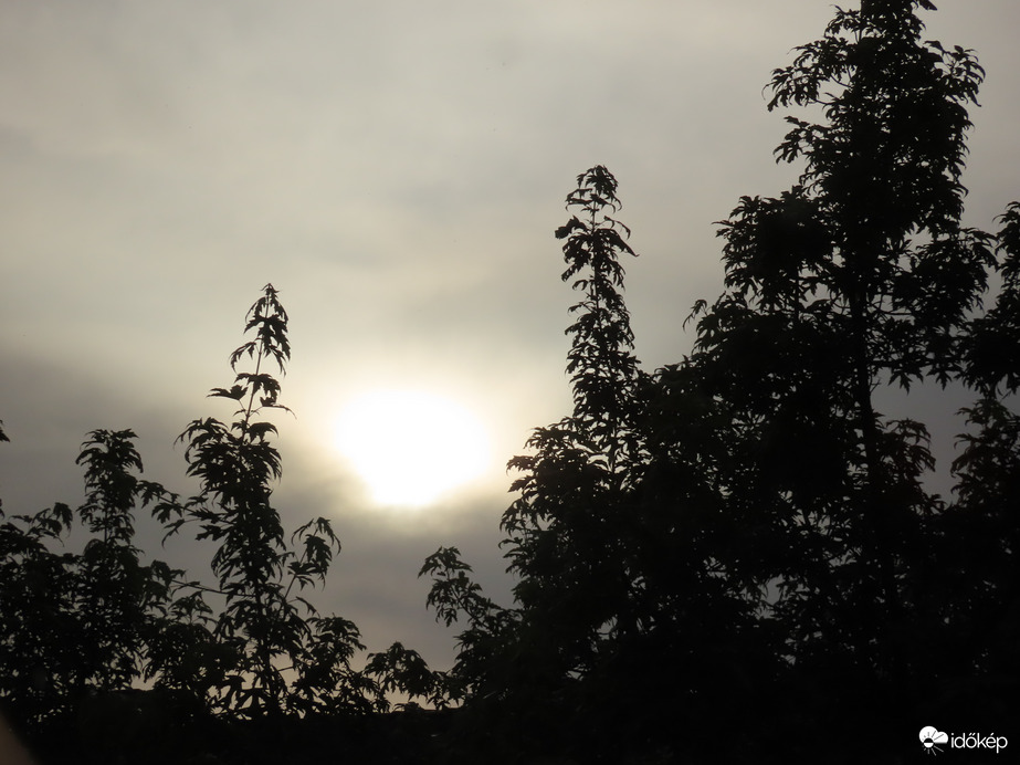 Felhőkön áttörő napfény