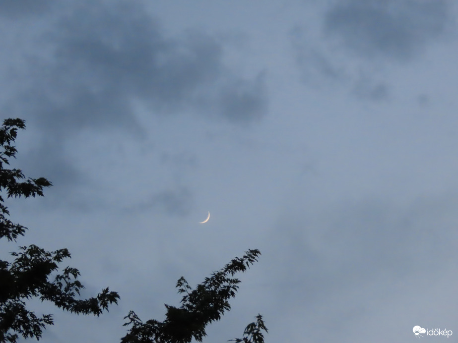 Estére a Hold is előbukkant