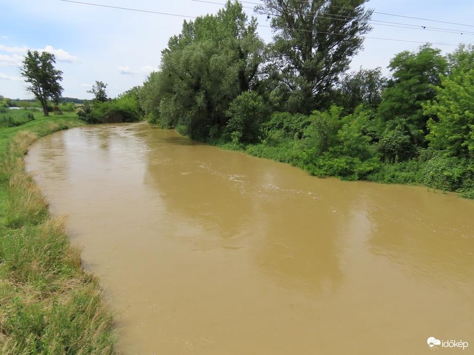 A megáradt Rába Ikervárnál